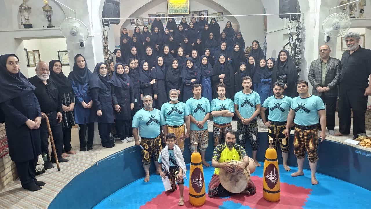 بزرگداشت هفته تربیت بدنی و ورزش با حضور دانش اموزان دبیرستان  دخترانه استعدادهای درخشان فرزانگان در زورخانه پوریای ولی شهرستان آران و بیدگل